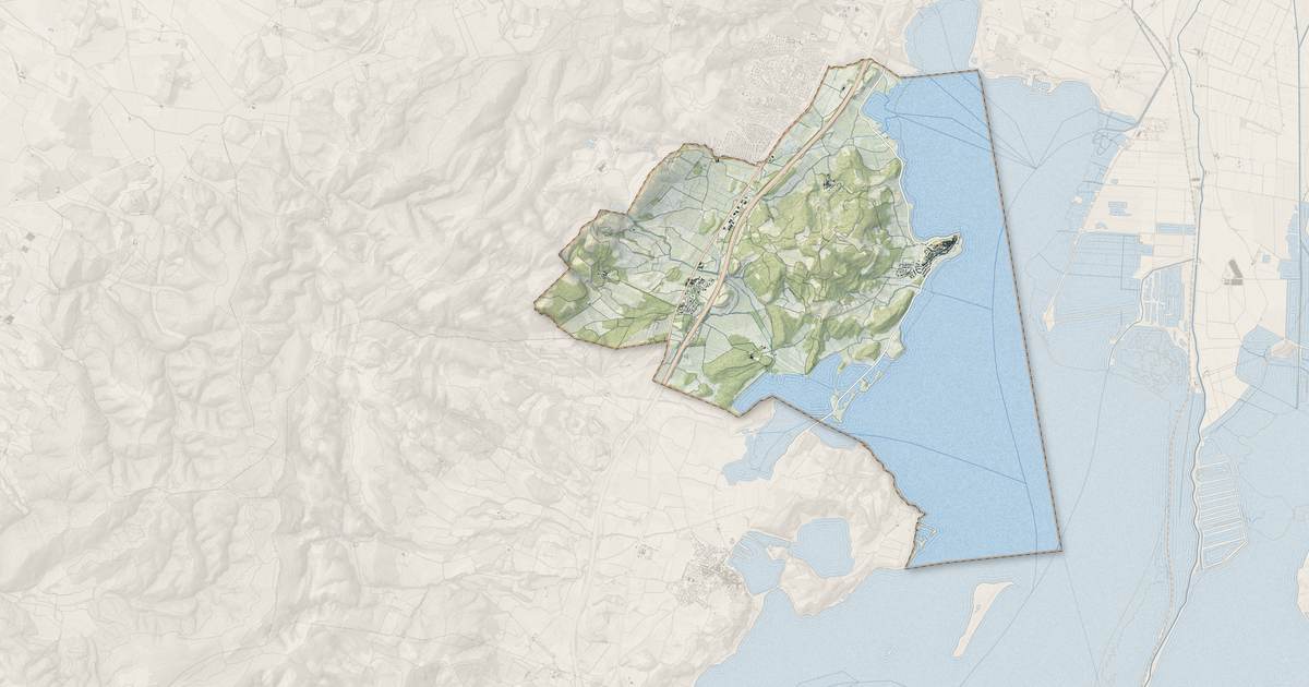 Portrait cartographique de Bages : relief, eau, forêts, bâti et voies, calculés à partir des données de l'IGN