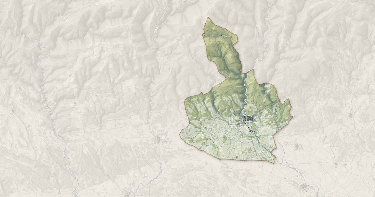 Portrait cartographique de Caunes-Minervois : relief, eau, forêts, bâti et voies, calculés à partir des données de l'IGN