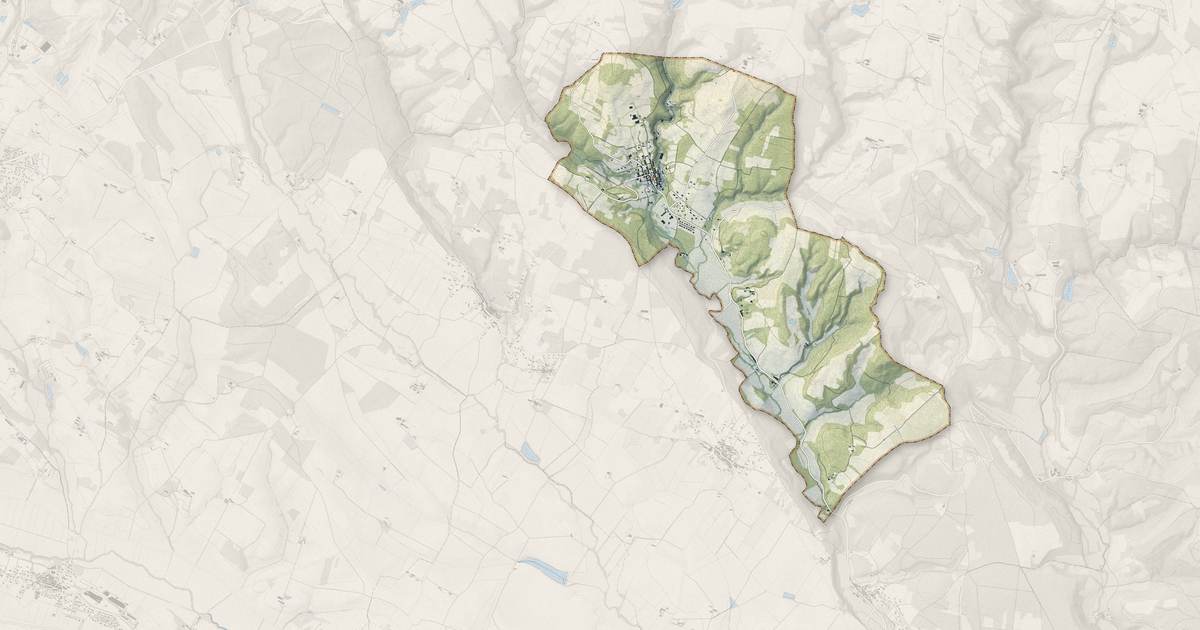 Portrait cartographique de Cenne-Monestiés : relief, eau, forêts, bâti et voies, calculés à partir des données de l'IGN