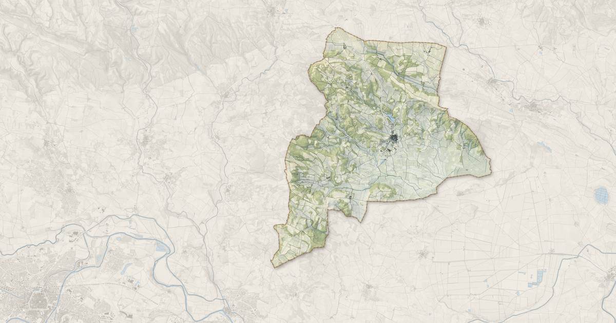 Portrait cartographique de Laure-Minervois : relief, eau, forêts, bâti et voies, calculés à partir des données de l'IGN