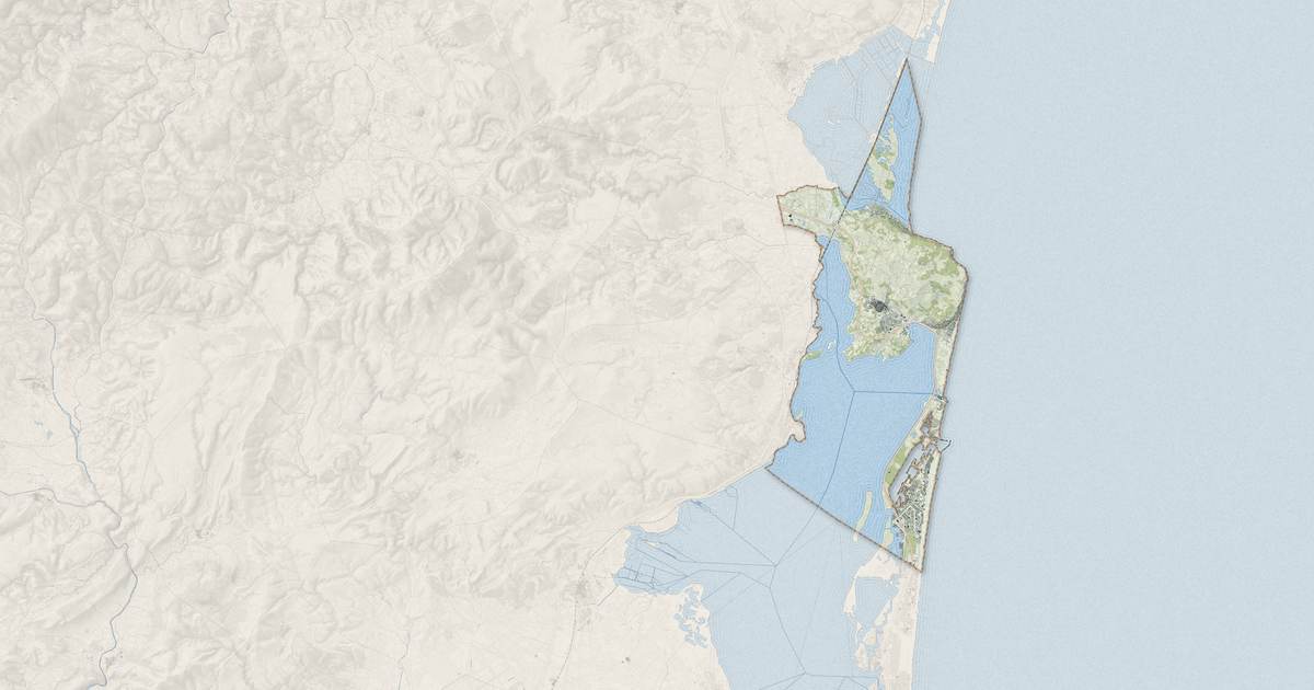 Portrait cartographique de Leucate : relief, eau, forêts, bâti et voies, calculés à partir des données de l'IGN