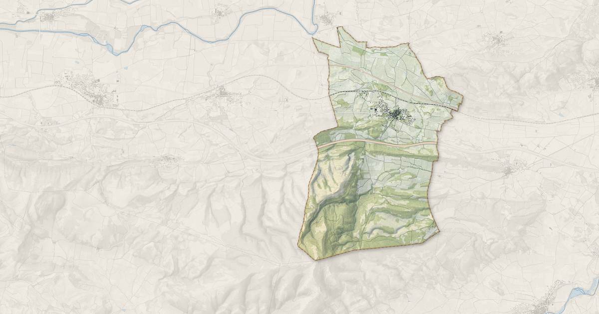 Portrait cartographique de Moux : relief, eau, forêts, bâti et voies, calculés à partir des données de l'IGN