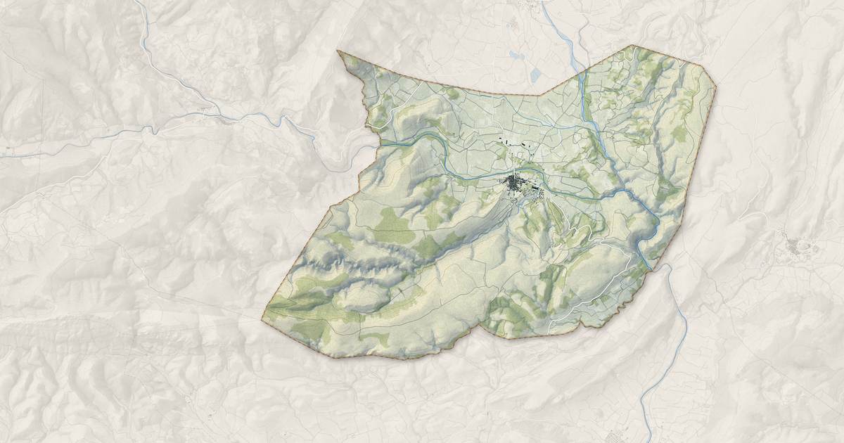 Portrait cartographique de Paziols : relief, eau, forêts, bâti et voies, calculés à partir des données de l'IGN