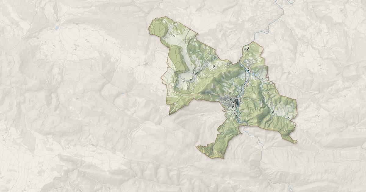 Portrait cartographique de Quillan : relief, eau, forêts, bâti et voies, calculés à partir des données de l'IGN