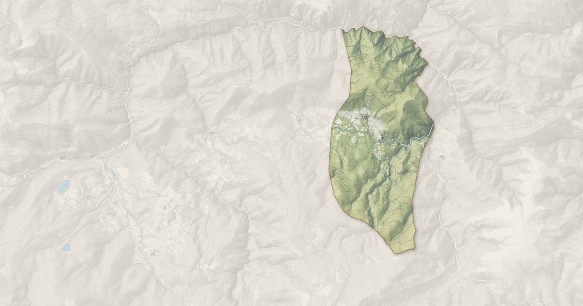 Portrait cartographique de Roquefort-de-Sault : relief, eau, forêts, bâti et voies, calculés à partir des données de l'IGN
