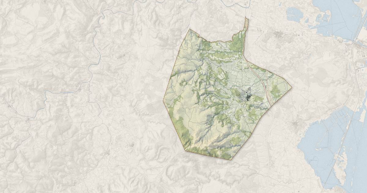 Portrait cartographique de Roquefort-des-Corbières : relief, eau, forêts, bâti et voies, calculés à partir des données de l'IGN