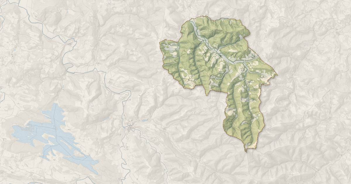 Portrait cartographique de Saint-Benoît : relief, eau, forêts, bâti et voies, calculés à partir des données de l'IGN