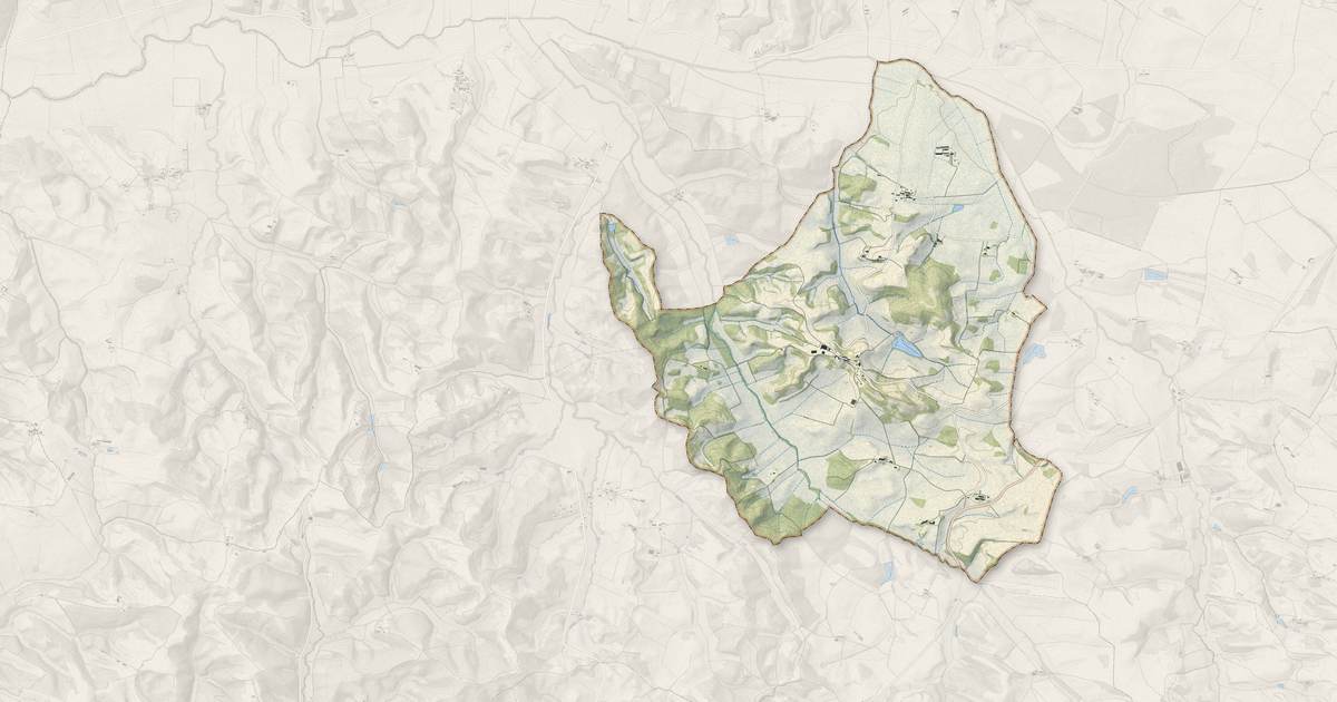 Portrait cartographique de Saint-Julien-de-Briola : relief, eau, forêts, bâti et voies, calculés à partir des données de l'IGN