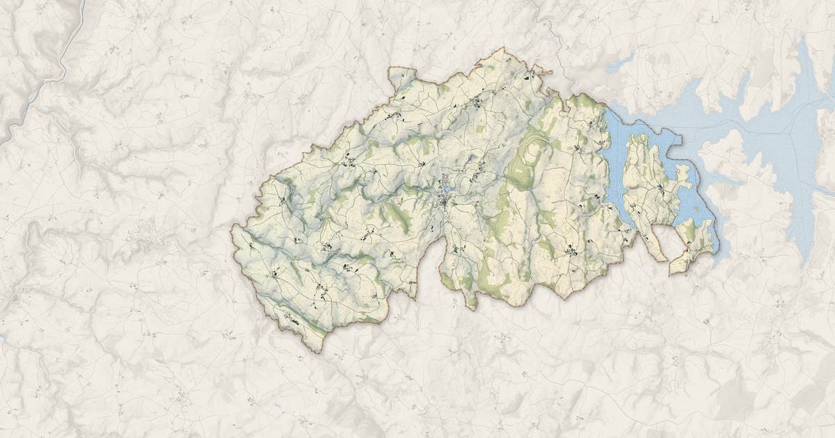 Portrait cartographique de Arvieu : relief, eau, forêts, bâti et voies, calculés à partir des données de l'IGN
