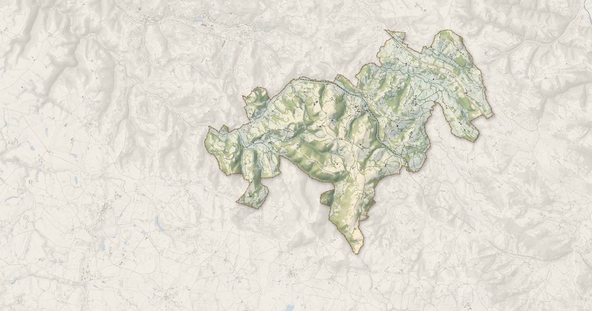Portrait cartographique de Auzits : relief, eau, forêts, bâti et voies, calculés à partir des données de l'IGN