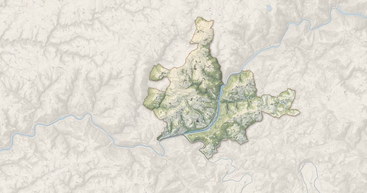 Portrait cartographique de Broquiès : relief, eau, forêts, bâti et voies, calculés à partir des données de l'IGN