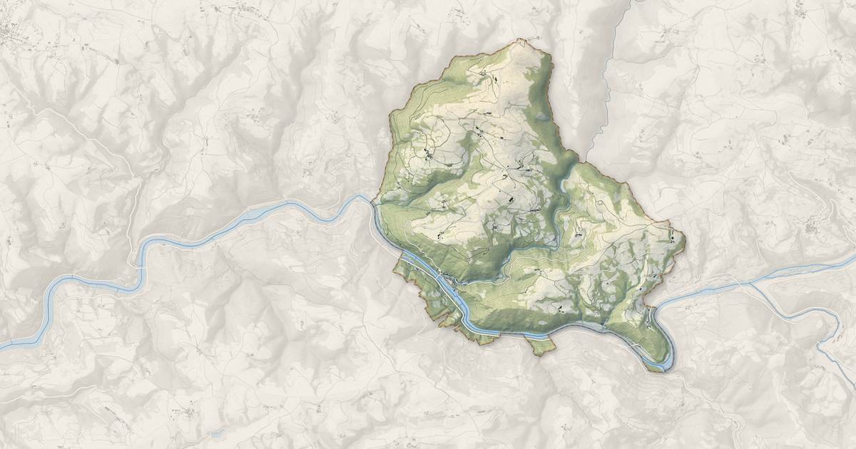 Portrait cartographique de Brousse-le-Château : relief, eau, forêts, bâti et voies, calculés à partir des données de l'IGN