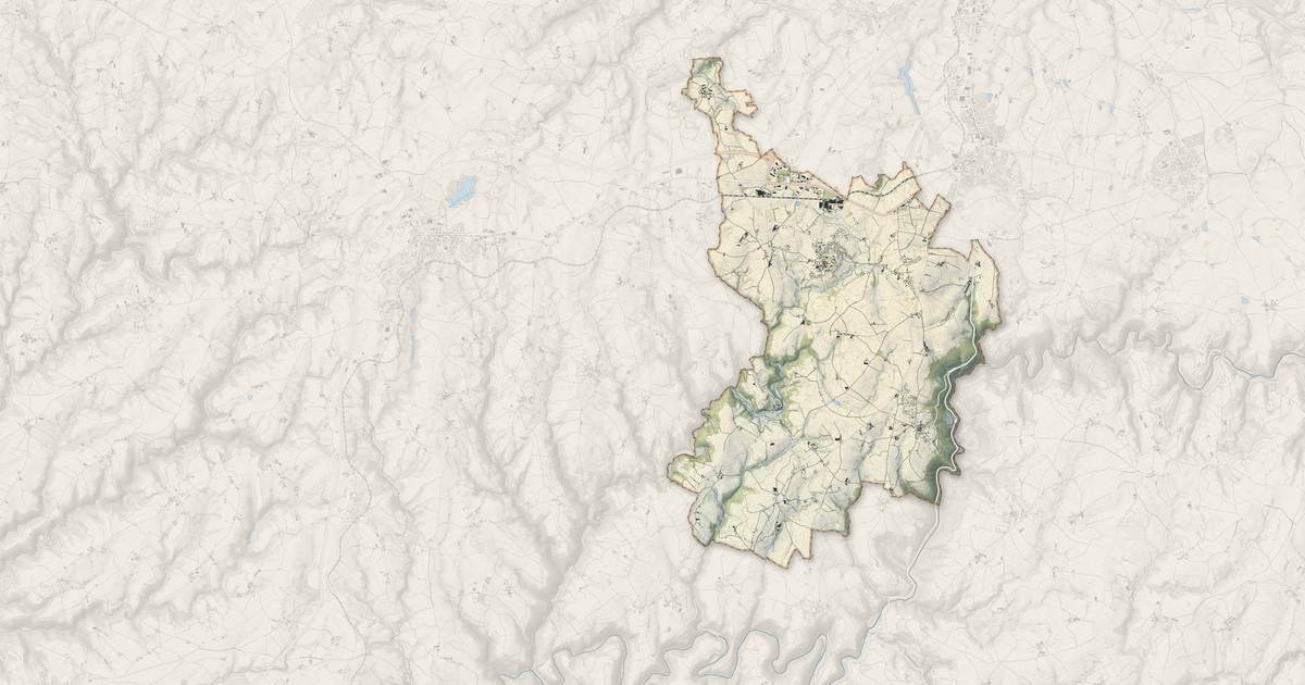 Portrait cartographique de Calmont : relief, eau, forêts, bâti et voies, calculés à partir des données de l'IGN