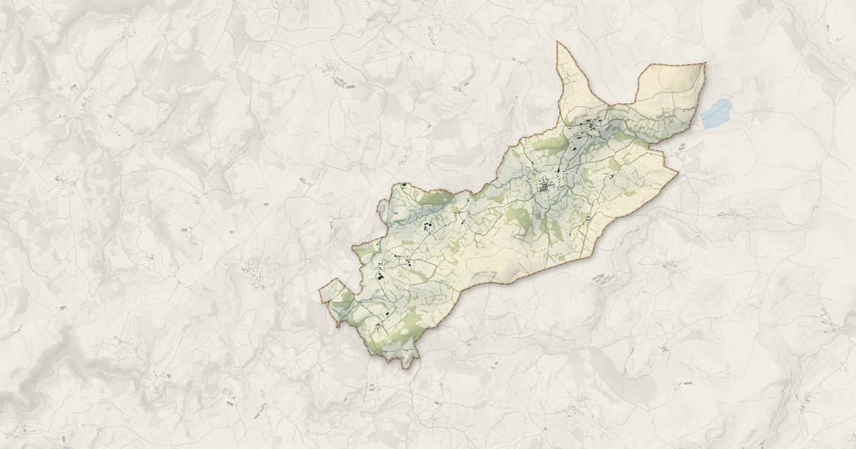 Portrait cartographique de Cassuéjouls : relief, eau, forêts, bâti et voies, calculés à partir des données de l'IGN