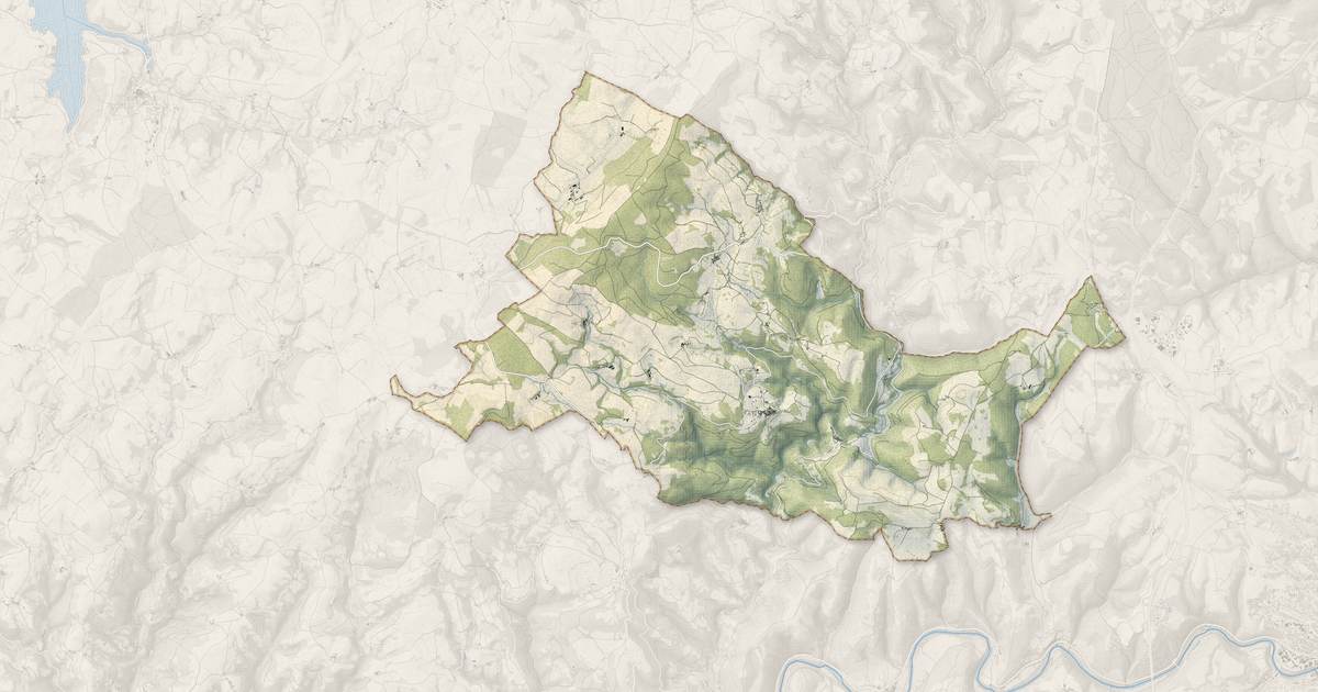 Portrait cartographique de Castelnau-Pégayrols : relief, eau, forêts, bâti et voies, calculés à partir des données de l'IGN
