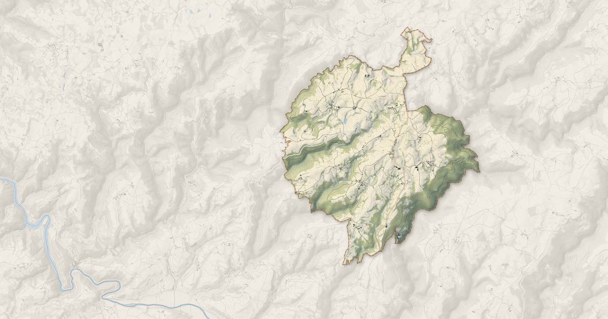 Portrait cartographique de Le Cayrol : relief, eau, forêts, bâti et voies, calculés à partir des données de l'IGN
