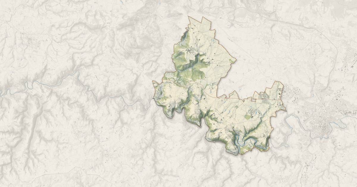 Portrait cartographique de Druelle Balsac : relief, eau, forêts, bâti et voies, calculés à partir des données de l'IGN