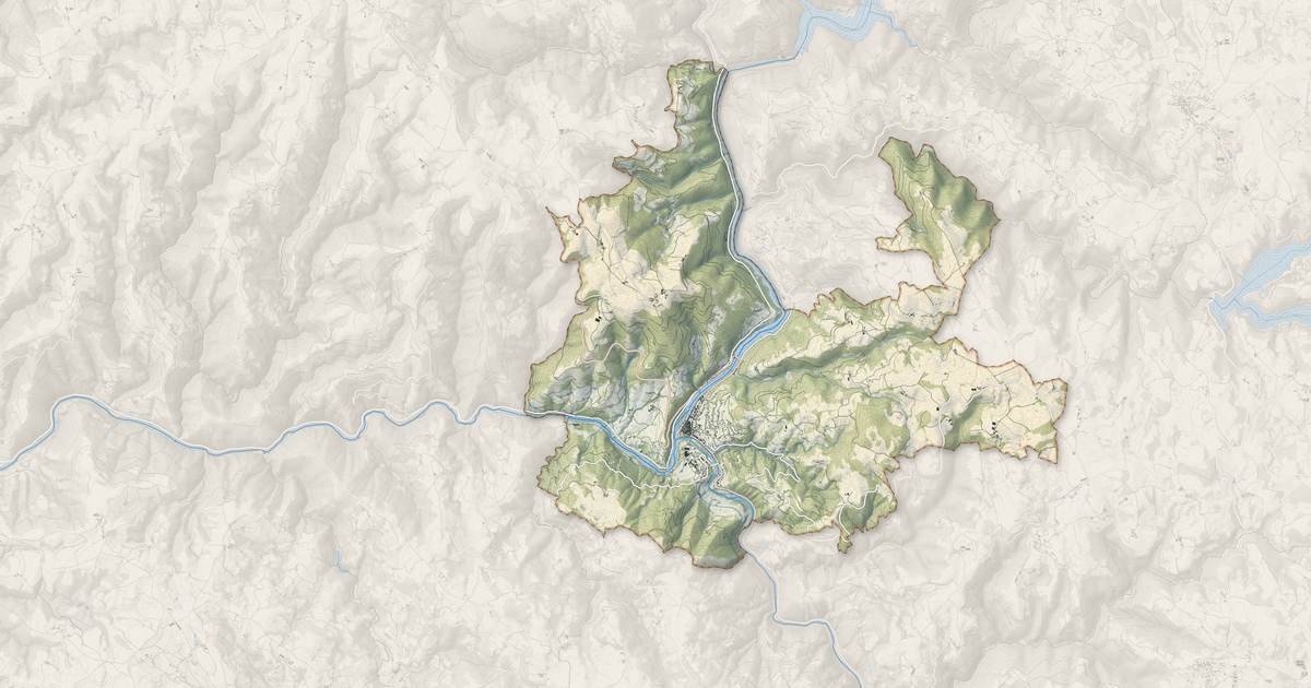 Portrait cartographique de Entraygues-sur-Truyère : relief, eau, forêts, bâti et voies, calculés à partir des données de l'IGN