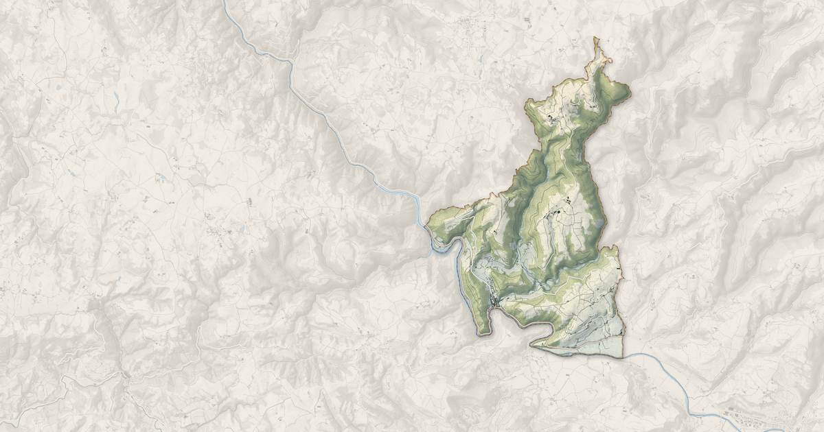 Portrait cartographique de Estaing : relief, eau, forêts, bâti et voies, calculés à partir des données de l'IGN