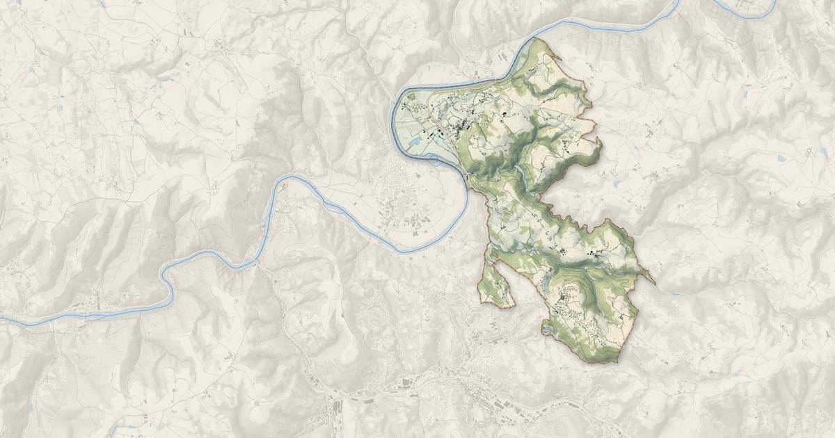 Portrait cartographique de Flagnac : relief, eau, forêts, bâti et voies, calculés à partir des données de l'IGN