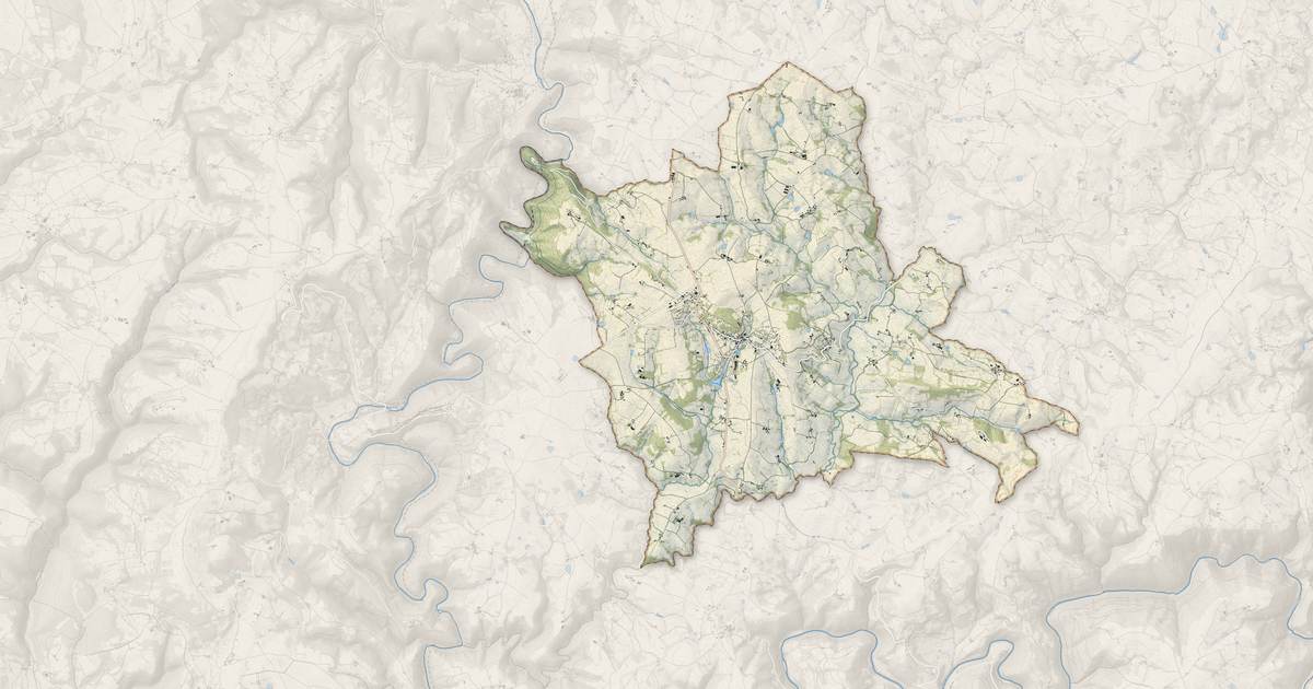 Portrait cartographique de La Fouillade : relief, eau, forêts, bâti et voies, calculés à partir des données de l'IGN
