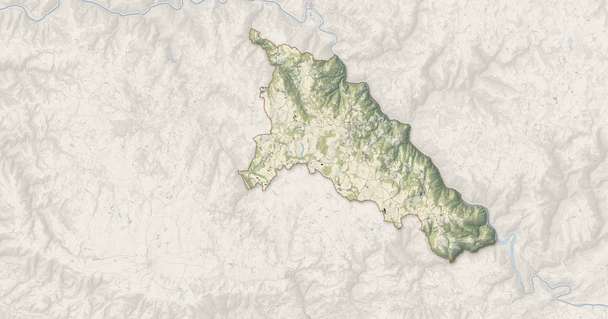 Portrait cartographique de Golinhac : relief, eau, forêts, bâti et voies, calculés à partir des données de l'IGN