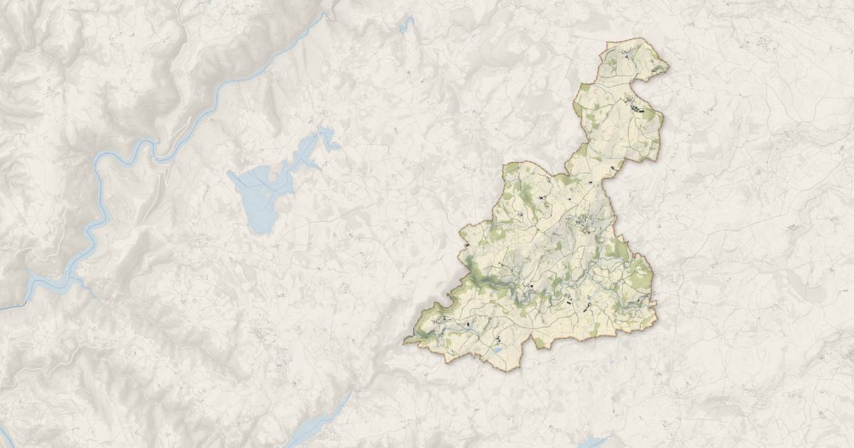 Portrait cartographique de Huparlac : relief, eau, forêts, bâti et voies, calculés à partir des données de l'IGN