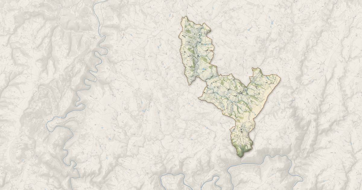Portrait cartographique de Lunac : relief, eau, forêts, bâti et voies, calculés à partir des données de l'IGN