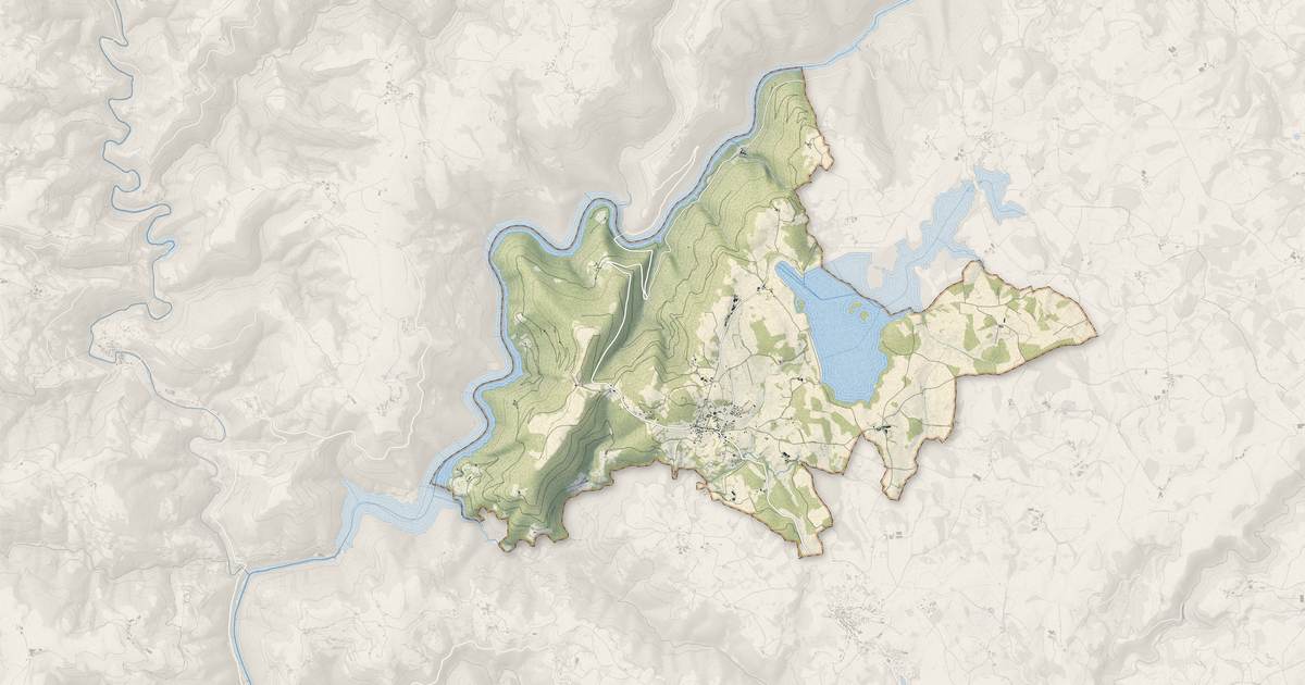 Portrait cartographique de Montézic : relief, eau, forêts, bâti et voies, calculés à partir des données de l'IGN