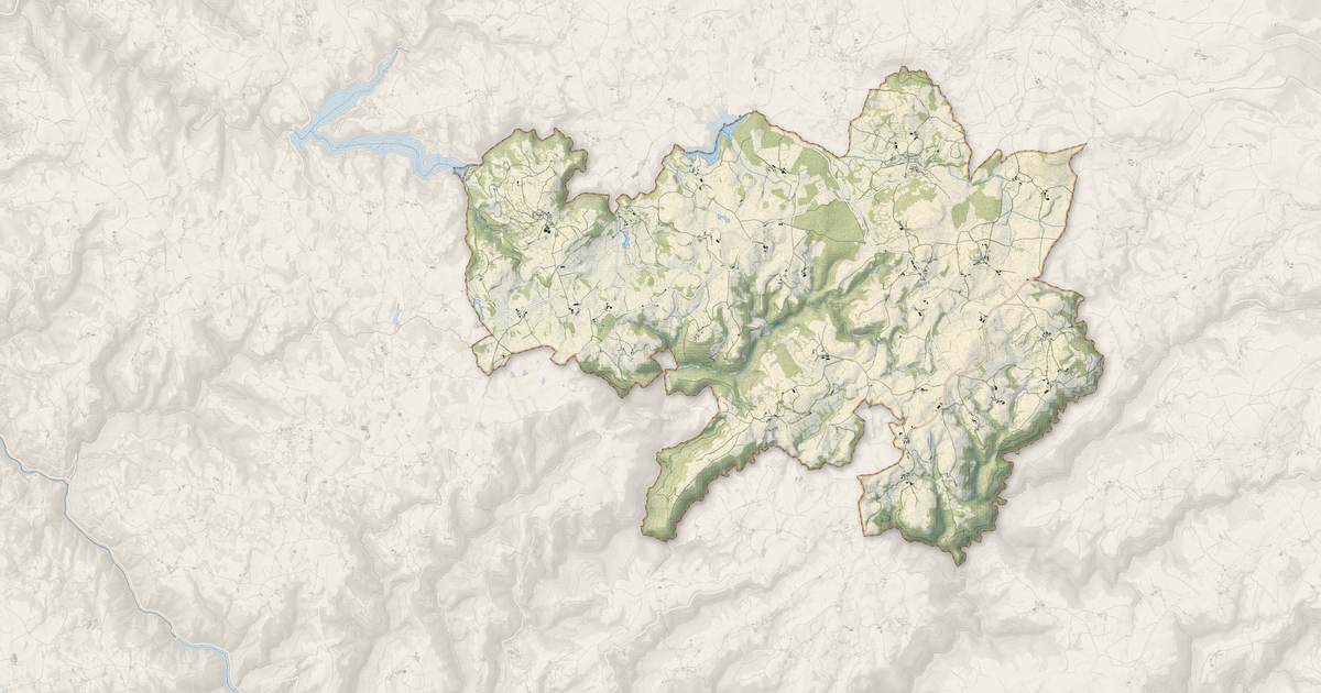Portrait cartographique de Montpeyroux : relief, eau, forêts, bâti et voies, calculés à partir des données de l'IGN