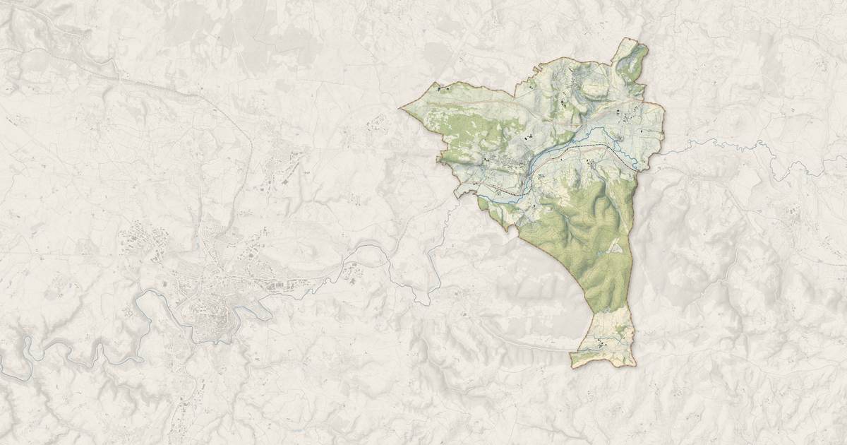 Portrait cartographique de Montrozier : relief, eau, forêts, bâti et voies, calculés à partir des données de l'IGN