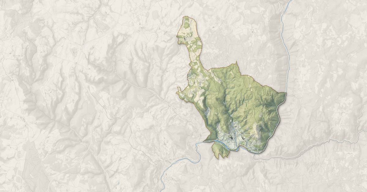 Portrait cartographique de Mostuéjouls : relief, eau, forêts, bâti et voies, calculés à partir des données de l'IGN