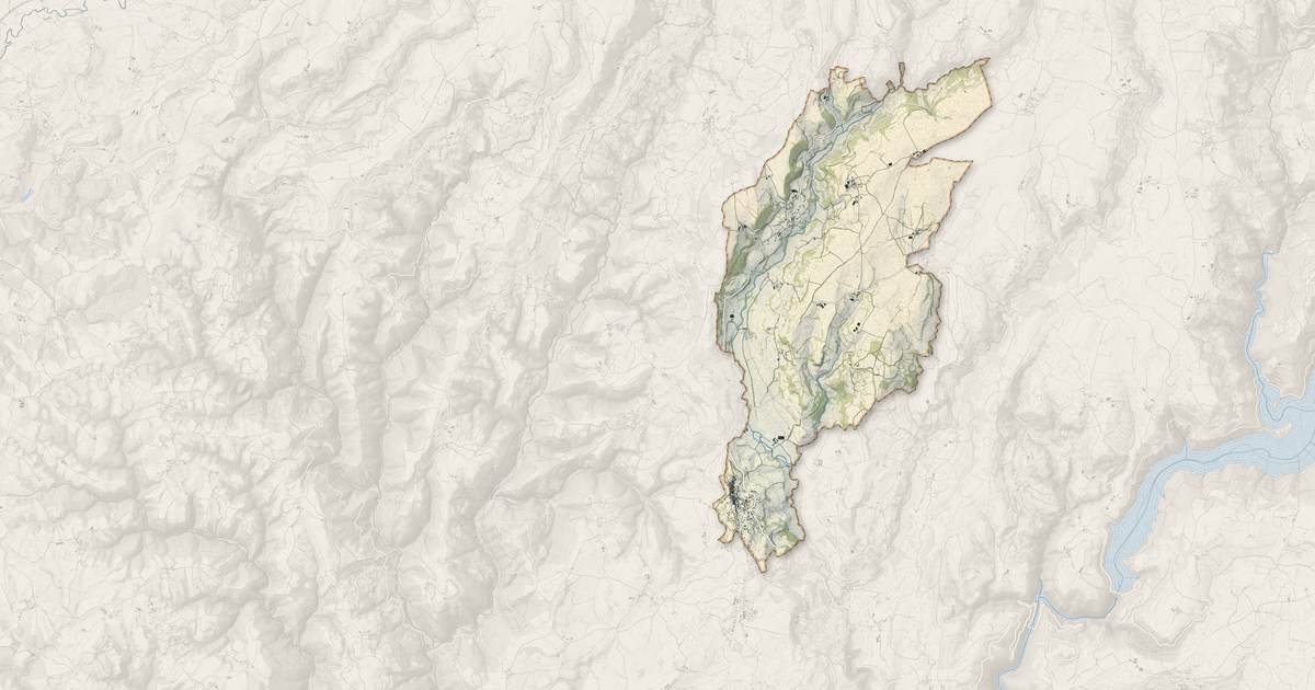 Portrait cartographique de Mur-de-Barrez : relief, eau, forêts, bâti et voies, calculés à partir des données de l'IGN