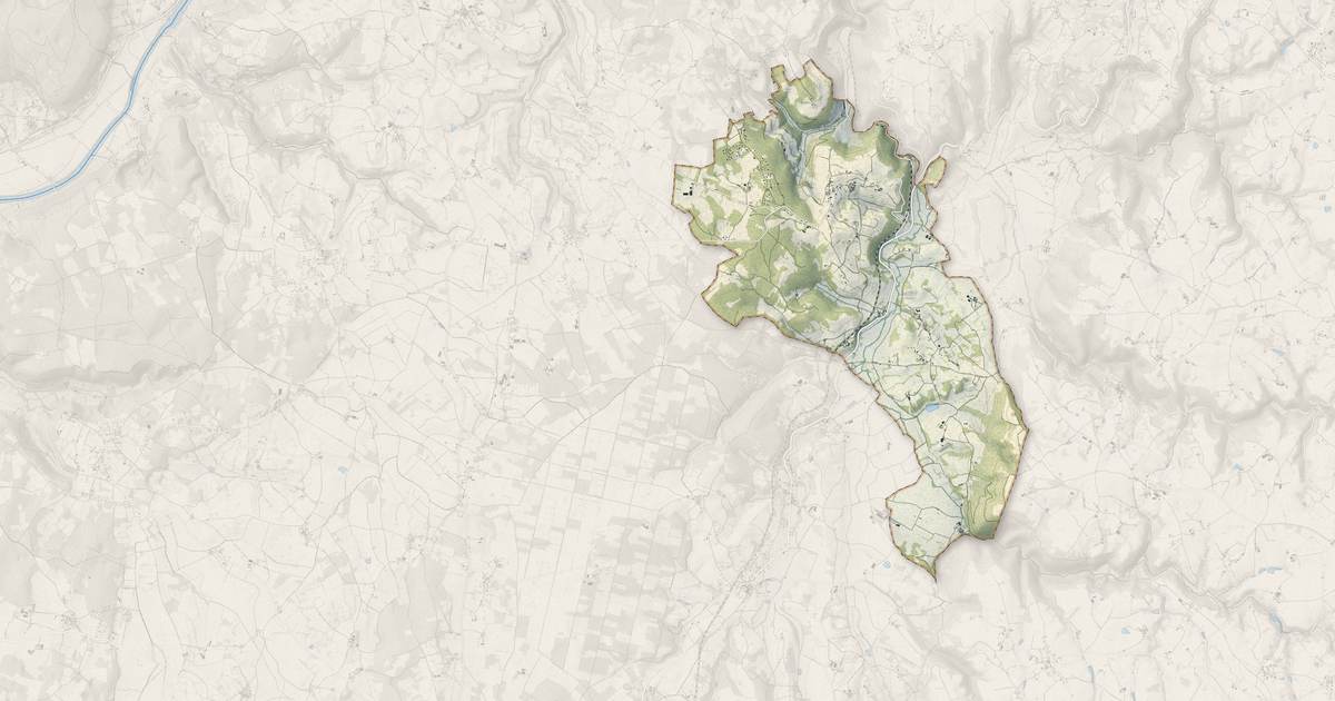Portrait cartographique de Naussac : relief, eau, forêts, bâti et voies, calculés à partir des données de l'IGN