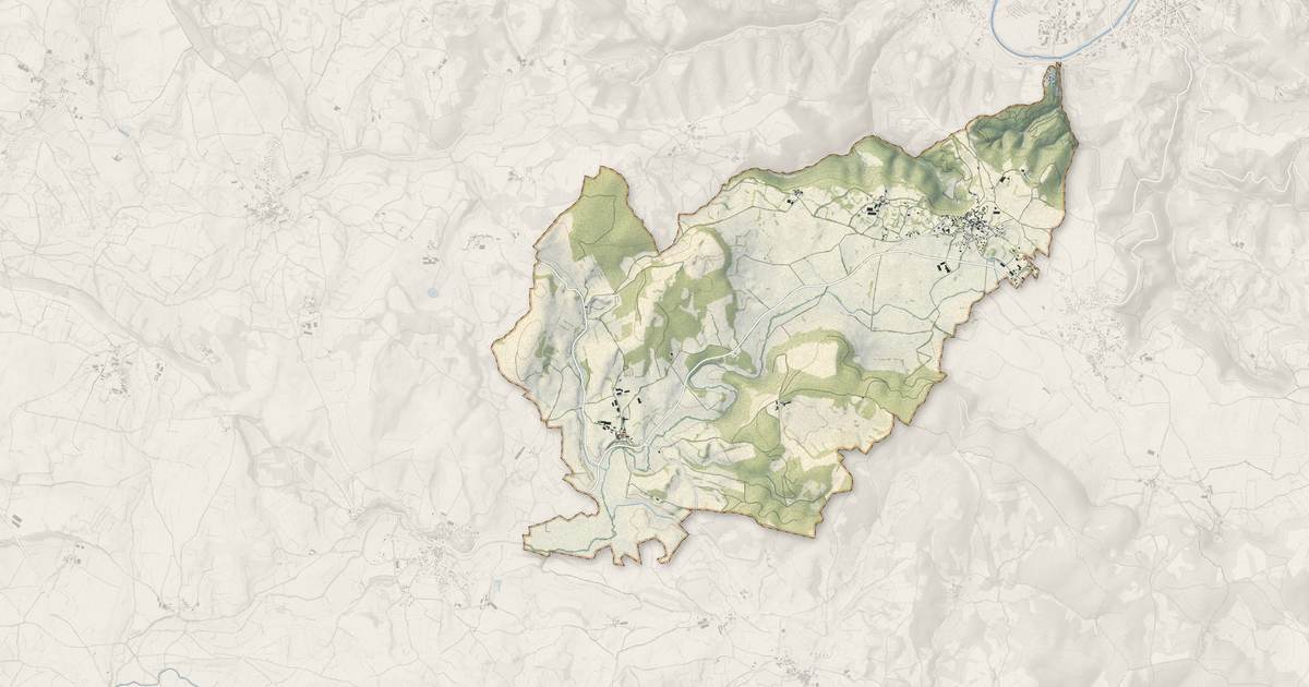 Portrait cartographique de Pierrefiche : relief, eau, forêts, bâti et voies, calculés à partir des données de l'IGN