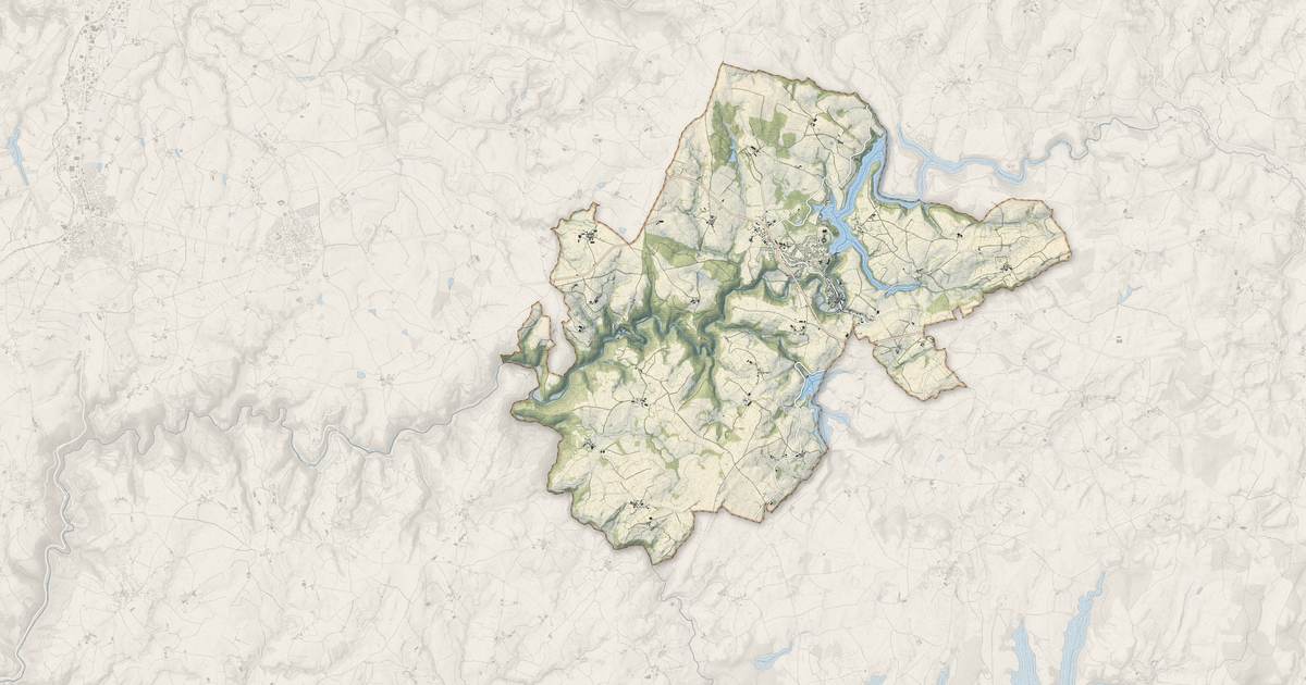 Portrait cartographique de Pont-de-Salars : relief, eau, forêts, bâti et voies, calculés à partir des données de l'IGN
