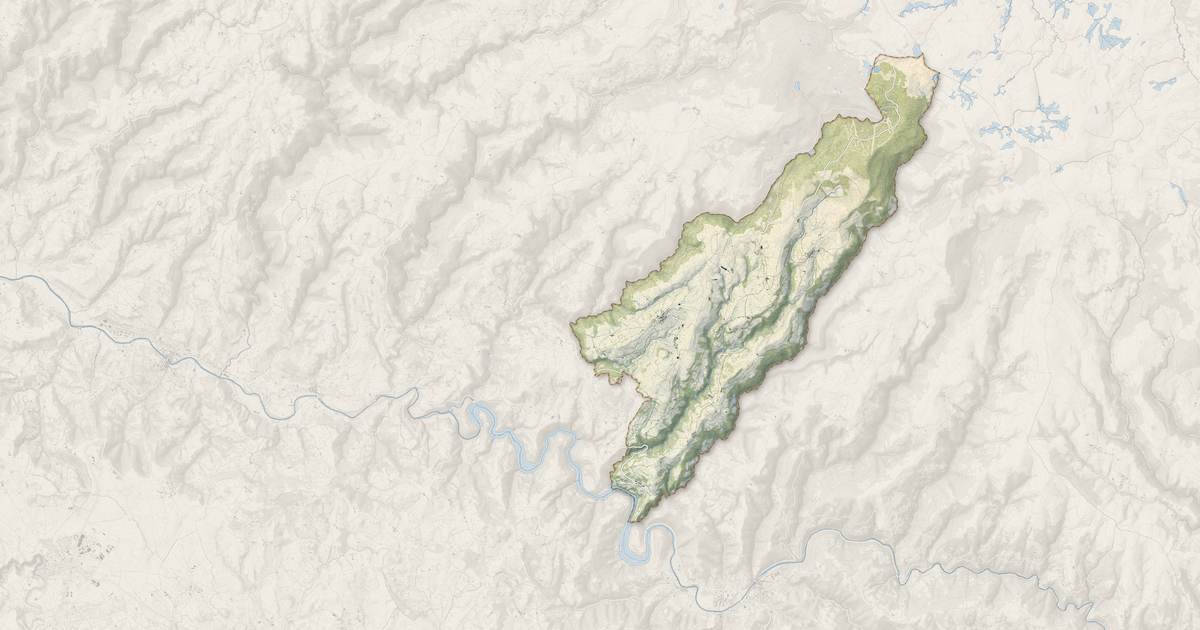 Portrait cartographique de Prades-d'Aubrac : relief, eau, forêts, bâti et voies, calculés à partir des données de l'IGN