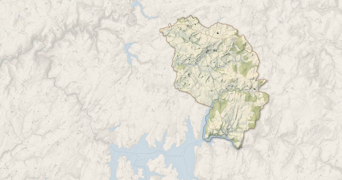Portrait cartographique de Prades-Salars : relief, eau, forêts, bâti et voies, calculés à partir des données de l'IGN