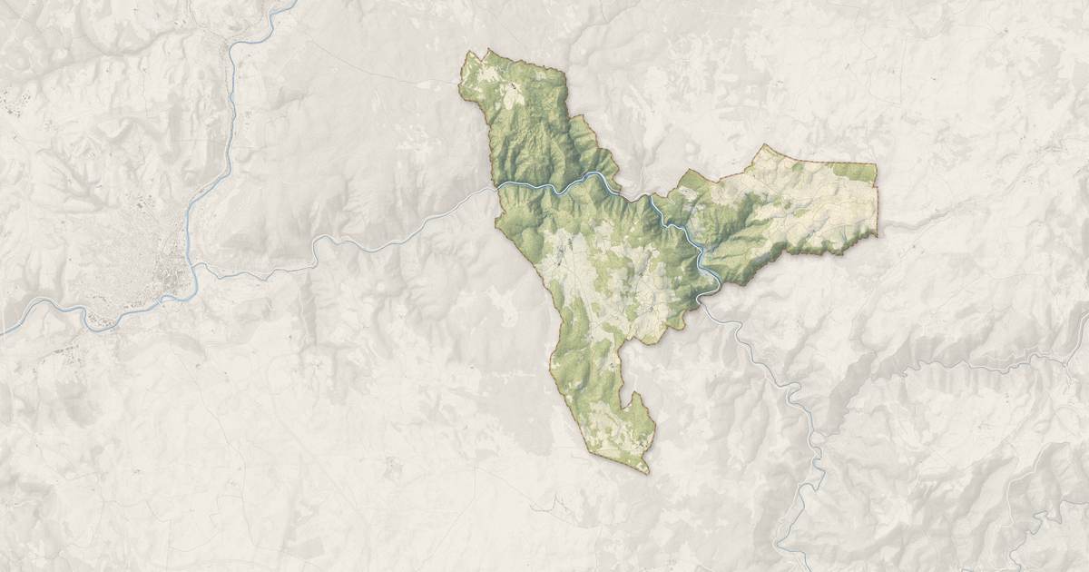 Portrait cartographique de La Roque-Sainte-Marguerite : relief, eau, forêts, bâti et voies, calculés à partir des données de l'IGN
