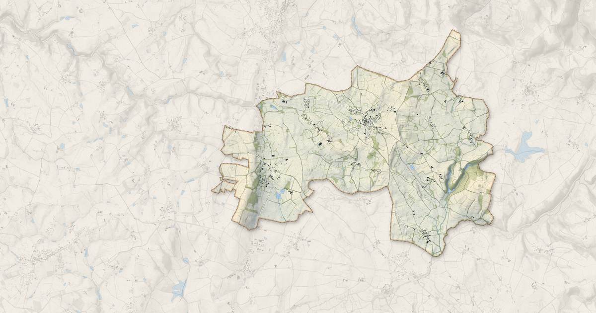 Portrait cartographique de Roussennac : relief, eau, forêts, bâti et voies, calculés à partir des données de l'IGN