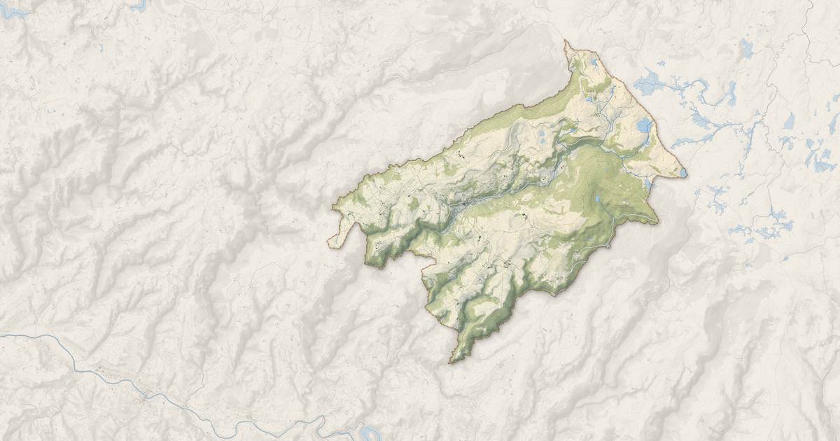 Portrait cartographique de Saint-Chély-d'Aubrac : relief, eau, forêts, bâti et voies, calculés à partir des données de l'IGN