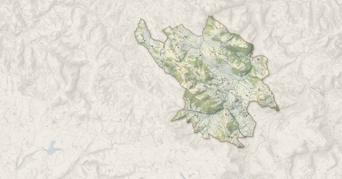 Portrait cartographique de Saint-Christophe-Vallon : relief, eau, forêts, bâti et voies, calculés à partir des données de l'IGN