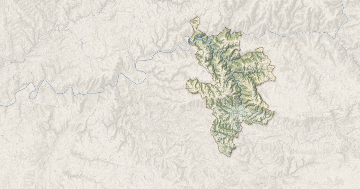 Portrait cartographique de Conques-en-Rouergue : relief, eau, forêts, bâti et voies, calculés à partir des données de l'IGN
