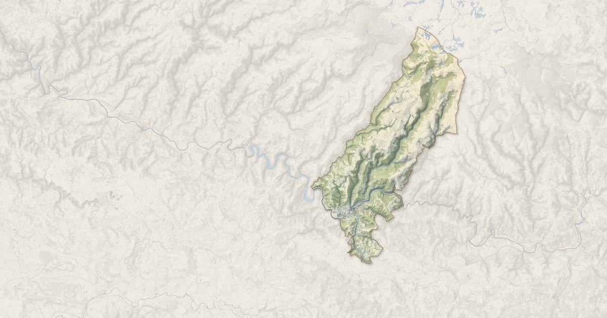 Portrait cartographique de Saint Geniez d'Olt et d'Aubrac : relief, eau, forêts, bâti et voies, calculés à partir des données de l'IGN