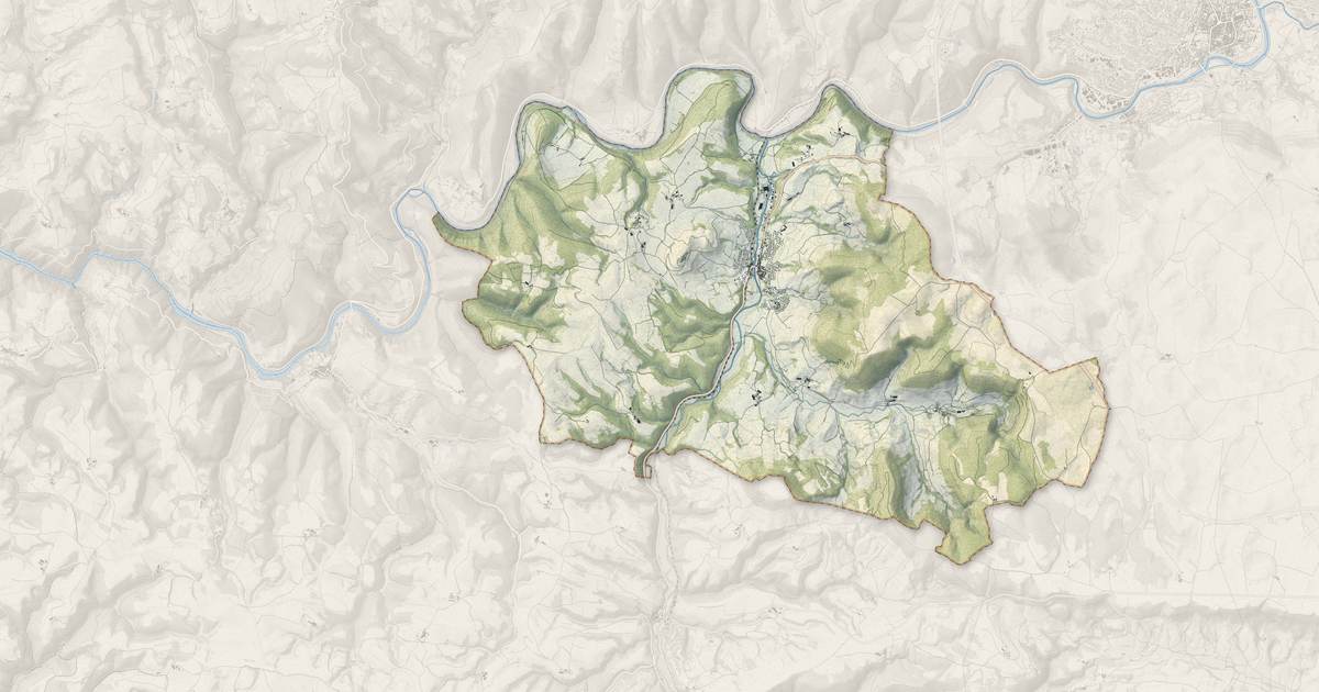 Portrait cartographique de Saint-Georges-de-Luzençon : relief, eau, forêts, bâti et voies, calculés à partir des données de l'IGN