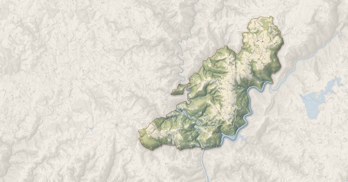 Portrait cartographique de Saint-Hippolyte : relief, eau, forêts, bâti et voies, calculés à partir des données de l'IGN