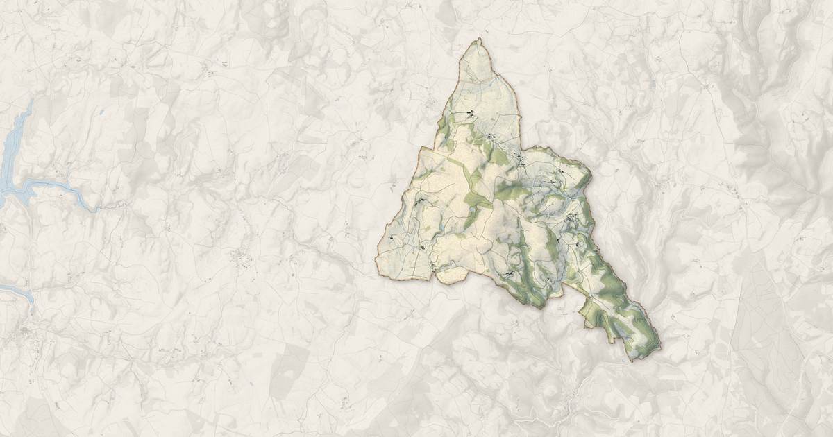 Portrait cartographique de Saint-Laurent-de-Lévézou : relief, eau, forêts, bâti et voies, calculés à partir des données de l'IGN