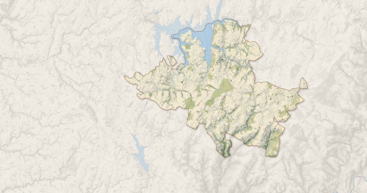 Portrait cartographique de Salles-Curan : relief, eau, forêts, bâti et voies, calculés à partir des données de l'IGN