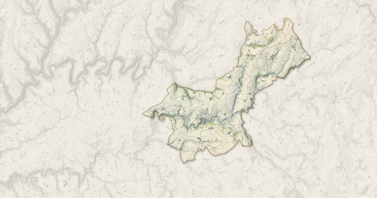 Portrait cartographique de Salmiech : relief, eau, forêts, bâti et voies, calculés à partir des données de l'IGN