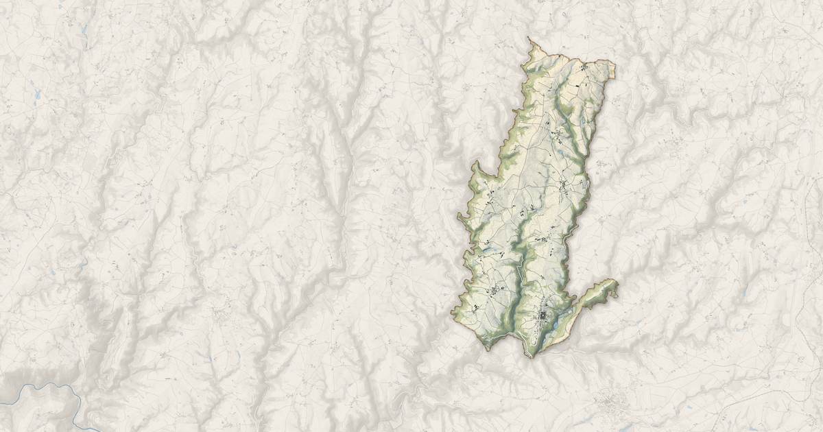 Portrait cartographique de Sauveterre-de-Rouergue : relief, eau, forêts, bâti et voies, calculés à partir des données de l'IGN